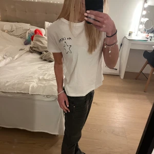 T-shirt - Denna t-shirt är helt oanvänd och superfin. Köpt på ginas barnavdelningen men passar till XSS-XS. Hör av dig om du har några frågor!💘