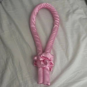 Heatless curls tool  - Säljer nu den super fina heatless curls verktyget pga att jag har flera och den inte kommer till användning, Aldrig använd!❤️ Mitt pris 69kr men kan diskuteras!