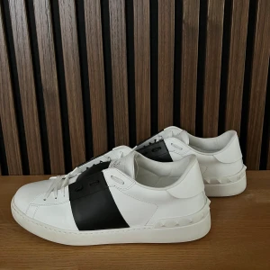 Valentino ÄKTA sneakers - Valentino skor köpt från ”Miinto”. Storlek 43 1/2. Passar även 44. Kvitto samt äkthetsbevis tillkommer. Skick 9/10. 