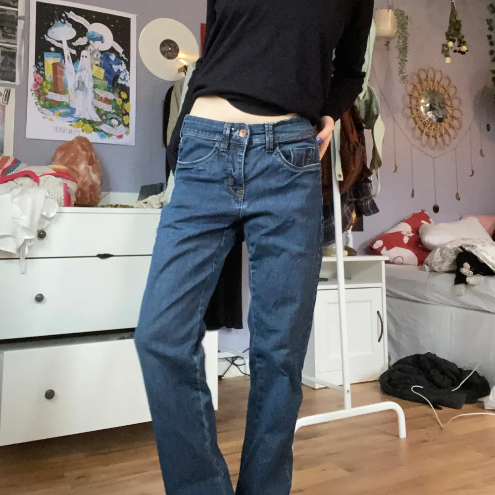 Raka jeans från Kappahl som jag köpt second hand men aldrig använt. De har tecken på användning men inga defekter.. Jeans & Byxor.