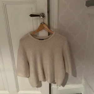 Trekvarts tröja - Vit trekvart ärmad super trendig stickad tröja från Lindex i storlek Xs/s💘