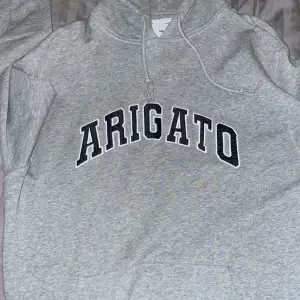 Yo, säljer en arigato hoodie för ett super pris då den ej kommer till användning. Skick 9/10 litet hål vid mittenfickan(Bild 2)Byten fungerar