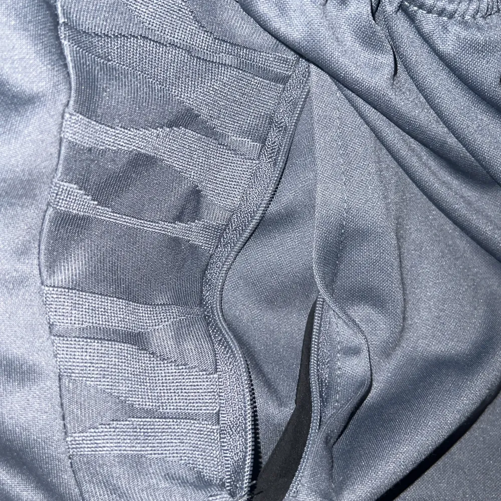 Ett par gråa och sköna Psg byxor i storlek XL men de är som M, defekter på byxorna är att en av fick dragkedjorna har gått sönder☺️. Jeans & Byxor.