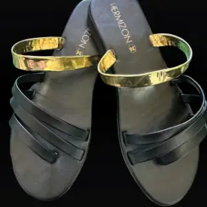 Superfina sommar slip in sandaler i svart/guld med låg klack i bra kvalitet Storlek 35,5-36  Helt nya!