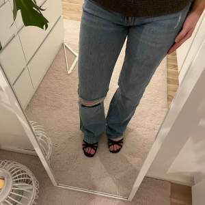Säljer nu mina håliga jeans från ginatricot💕 -använda väldigt få gånger  De är lite högmidjade men brukar dölja  med en snygg tröja över och då syns de ej!  -för långa på mig som är 157 trots klackar, tror de är regular length😇