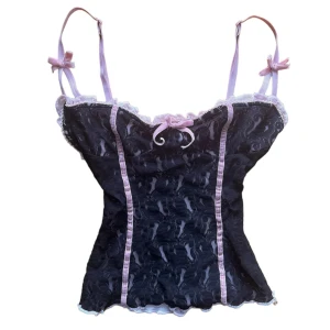 y2k söt lace cami coquette  - vintage topp från wheels&dollbaby. Passar en strl XS eller S bäst! 🩷 Köparen står för frakt. 