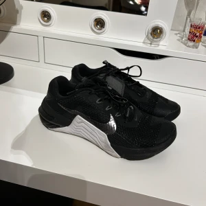 Nike metcon 6 - Nike metcon 6 i super fint skick, storlek 39. Perfekt till crossfit eller annan träning. Köptes för ca 1400kr, säljer de för 700kr.