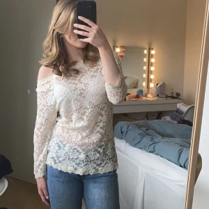 Rosemunde vit spetstopp  - En knappt använd topp av rosemunde.  Storlek M men skulle säga mer som S. 