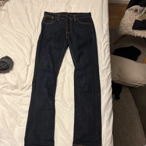 Nudie jeans - säljer dessa feta slim fit jeans i 30/32. Väldigt bra skick, knappt använda