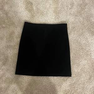 En vanlig svart kjol från monki 