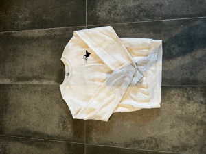 Wilbur Soot merchandise - Wilbur Soot ”whale” merch. Vältvättad men fortfarande i hyfsat skick. Använd vid ridning/i stallet. Säljer den eftersom den aldrig kommer till användning längre. Minns inte vad orginal priset var, men jag säljer den nu för 120kr.