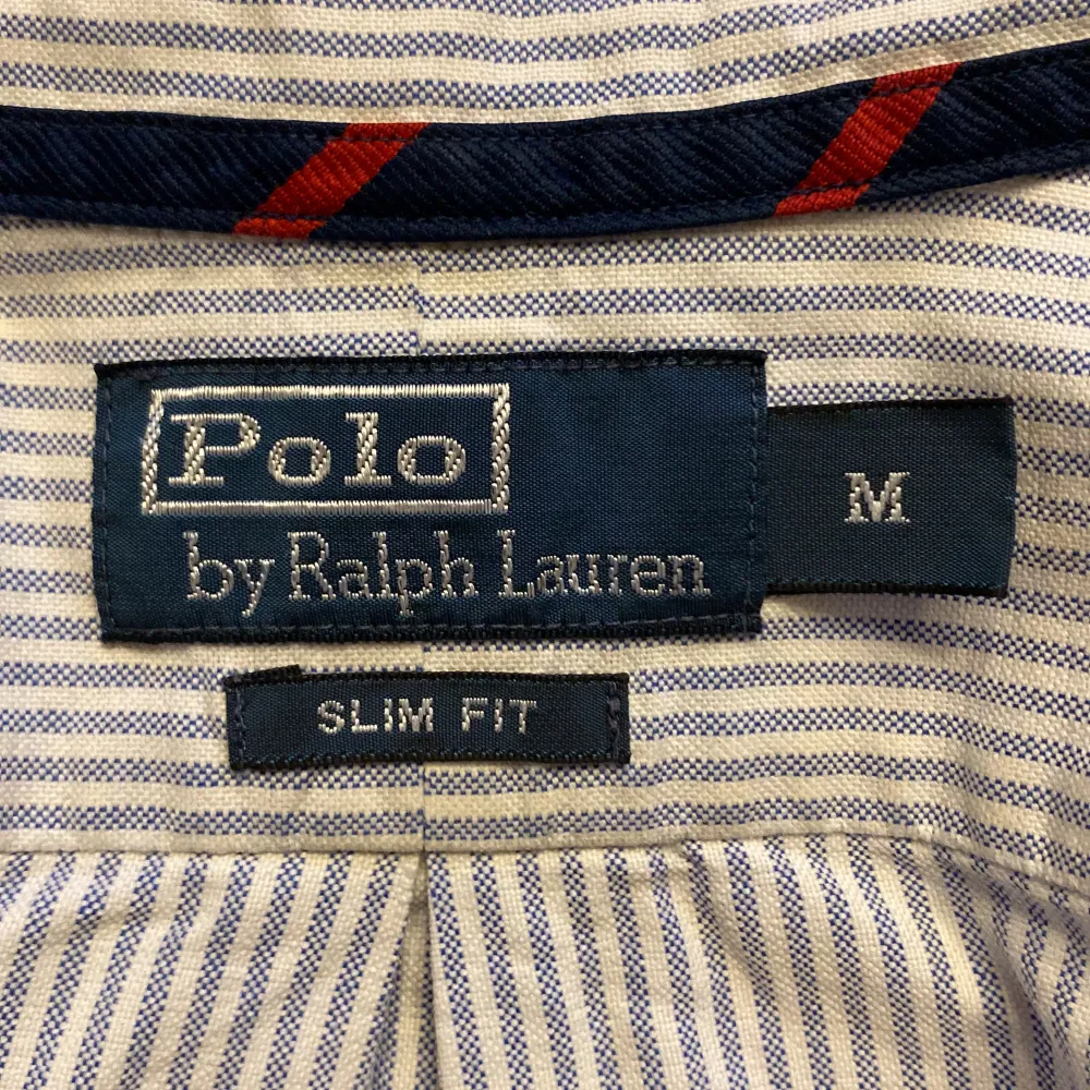Säljer nu denna asfeta Ralph Lauren skjorta i ett perfekt skick utöver en liten defekt (se bild 3)! Storleken är M och sitter bra som det. Nypris 1599kr❌ säljer nu för endast 449kr✅! Hör av dig vid minsta lilla fundering 😊😊. Skjortor.
