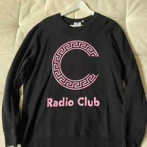 Carhartt tröja - Carhartt x Perks and Mini tröja i fint skick. Inte använd många ggr för att den är lite för liten för mig