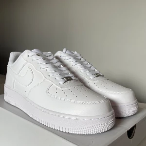 Nike Airforce 1 - Helt nya Airforce 1, aldrig använda inte ens testade. Kom med ett schysst pris så löser vi en bra affär. Hör av dig om du har några frågor?😀