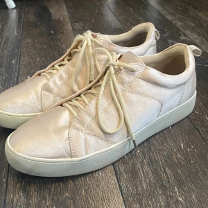 Sneakers  - Jättesöta ljusrosa sneakers till sommaren💗