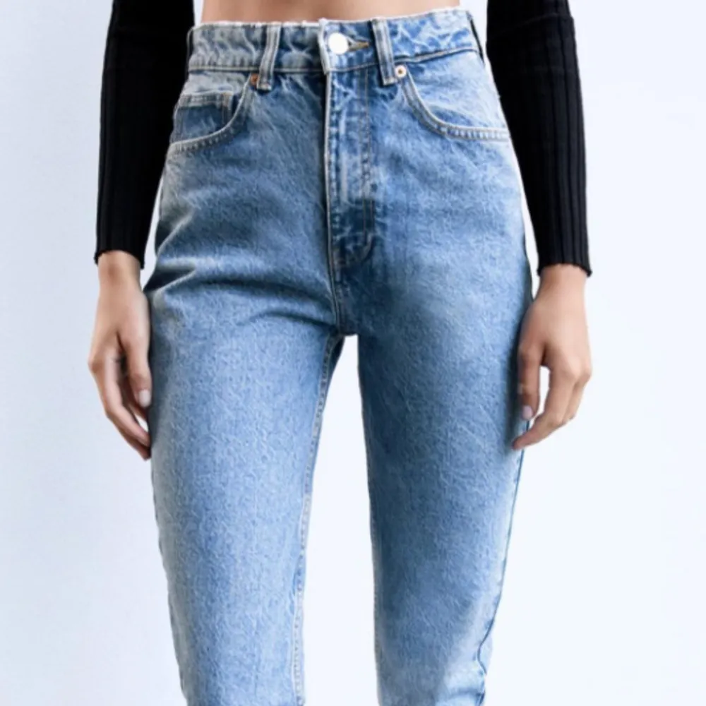Säljer dessa zara mom jeans i super skick! Storlek 34/Xs 👖🔥. Jeans & Byxor.