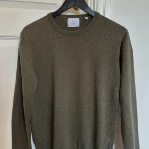 Tunn stickad tröja Bläck - Säljer en tunnt stickad tröja i grå/grön/olivgrön färg. Den är endast använd ett fåtal gånger.