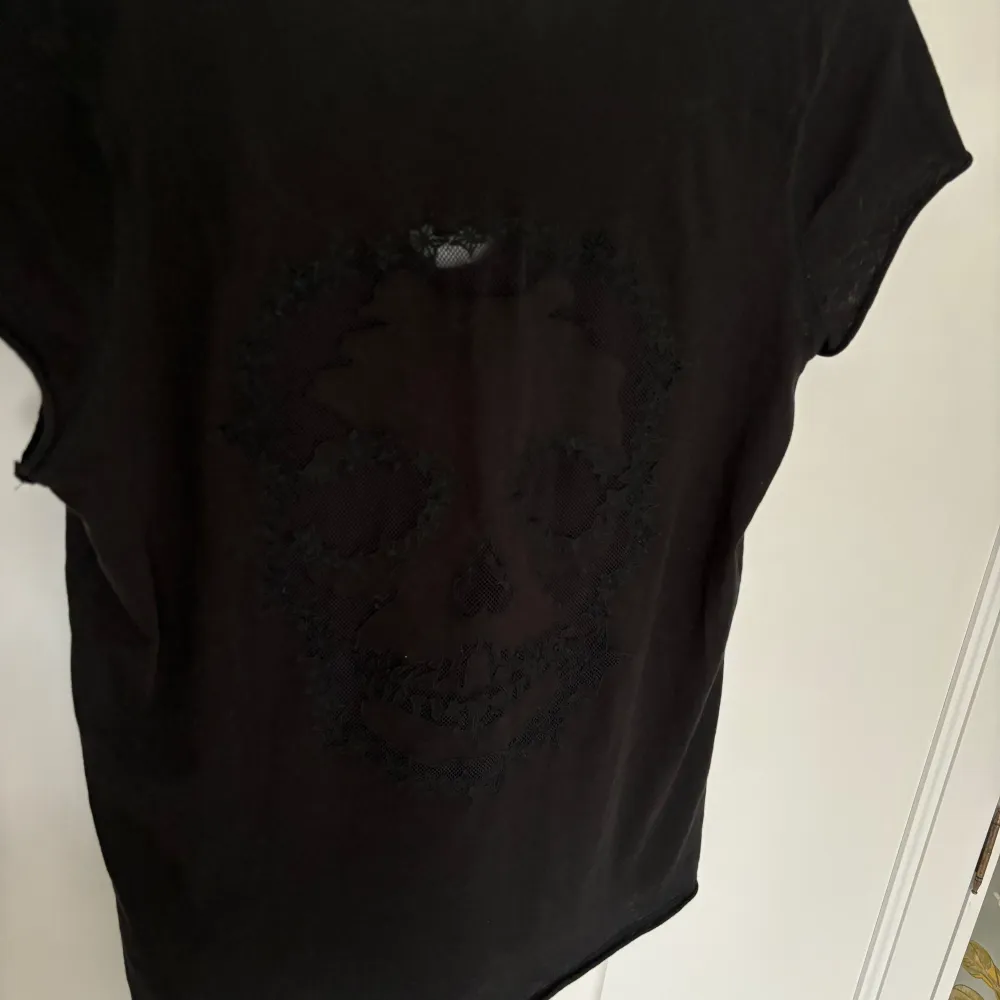 Säljer super cool Zadig & Voltarie T-shirt som sällan kommer till användning. Svart T-shirt med dödskalle i nät på ryggen💀🤩Strl S, använd vid fåtal tillfällen och har inga defekter eller tecken på användning💗🥰. T-shirts.