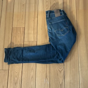 Replay anbass hyperflex  - Säljer dessa extremt feta replay byxor i färg blå, skick 9/10 inga defekter! Säljer för 450 men vi snabb affär kan det ändras. Hör av er vid minsta fråga!