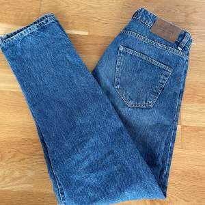Säljer nu ett par blå Jack & Jones Chris-Loose fit jeans. Jeansen är i fint skick och är i storlek 30/34. Hör gärna av er vid intresse och frågor!