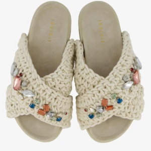 Inuikii tofflor - Intressekoll på dessa fina inuikii tofflor köpte från Nelly för 2499kr. Andvända några enstaka gånger skriv privat för fler bilder🌸