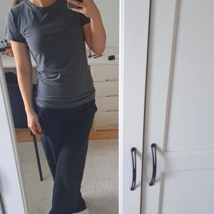 T-shirt - Varan är noppig men annars inga tecken på användning💛 t-shirten är mjuk och bekväm och ganska stretchig. 