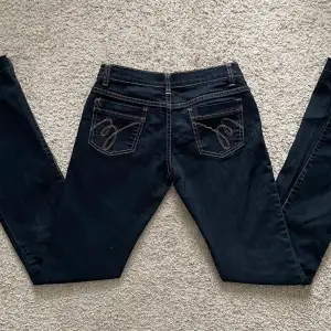 Ett par supersnygga lågmidjade bootcut jeans köpta second hand. Finns några lösa trådar (bl.a på bakfickank) men annars ganska bra skick. Midjemått: 72 cm, innerbenslängd: 83 cm. Skriv för fler frågor!