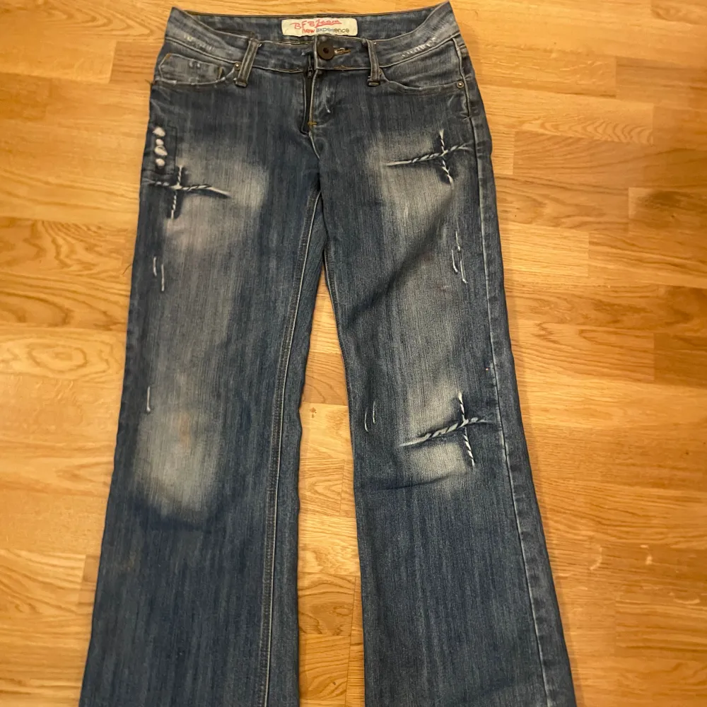 Ett par as snygga lågmidjade och utsvängda jean, lite för stora/långa för mig som är 162 cm lång men de sitter as snyggt, bra skick 🫶🏻. Jeans & Byxor.