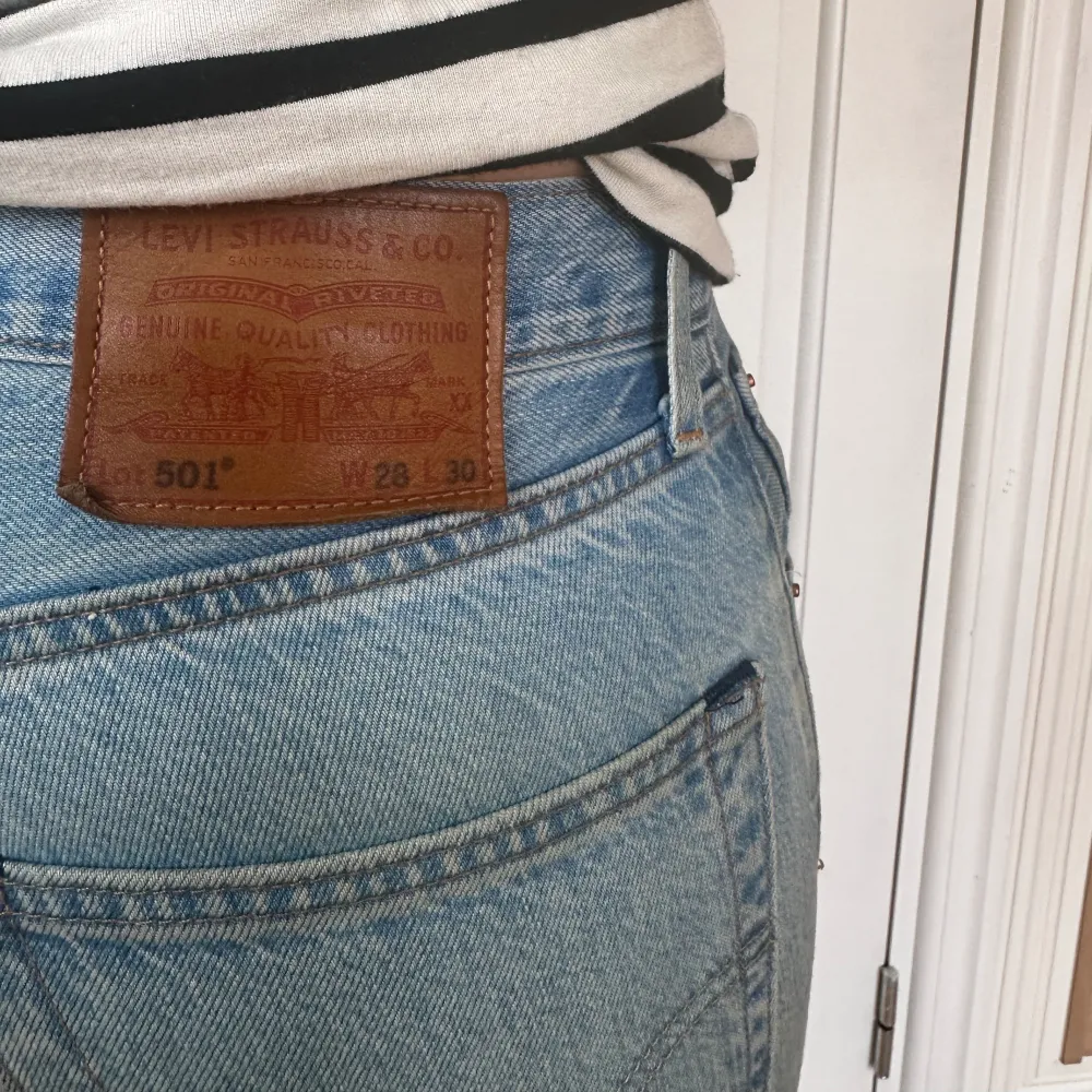 Klassiska Levis jeans i modellen 501🙌 använda varsamt och fåtal gånger! Nypris på dessa ligger på runt 1100 men jag säljer för endast 400🙏 hör av dig om du har fler frågor eller behöver fler bilder!! Storlek 28 30☺️. Jeans & Byxor.