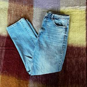 Jeans från Zara i storlek 42, men skulle säga att de passar 40 bättre. Knappt använda