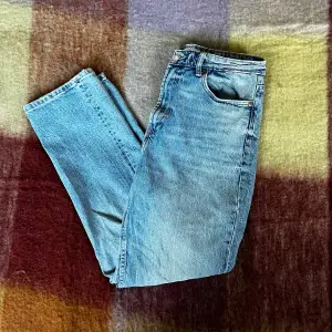 Jeans från Zara i storlek 42, men skulle säga att de passar 40 bättre. Knappt använda