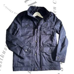 Field jacket - Tjena! Säljer nu denna sjukt feta field jacket i marinblå, klockren nu till våren! Storlek S passar M, jackan är i ett väldigt gott skick och använd max 1-2 ggr, inga defekter eller så. Hör av dig vid minsta fråga eller så! 🔴Priset är Prutbart🔴🤙🤝