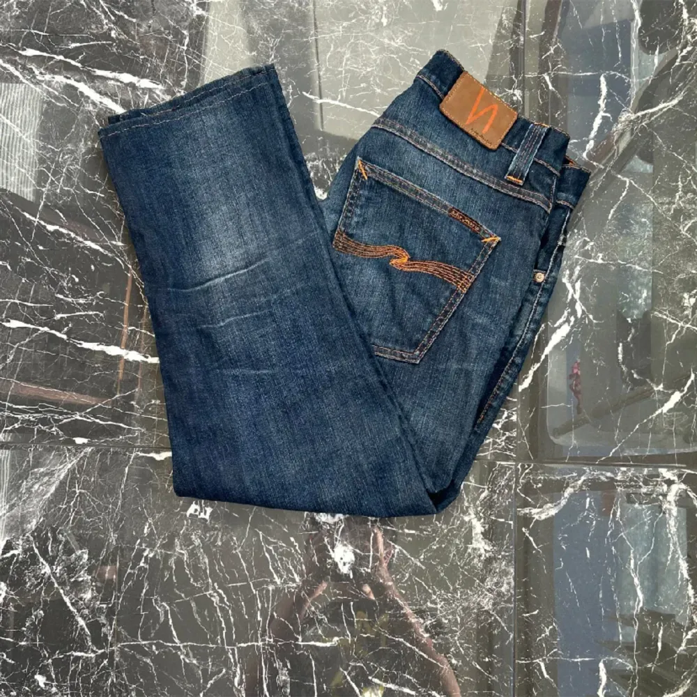 Nudie jeans i modellen grim trim. Storlek 31/30 nypris runt 1700kr. (Omsydda från 34L till 30L). Jeans & Byxor.