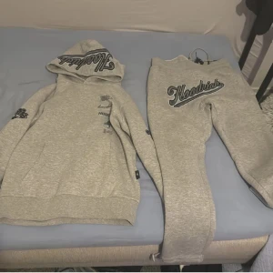 Hoodrich dress - Grå Hoodrich dress med snyggt tryck!  Inga defekter 