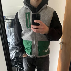 Carlsberg väst - Säljer denna Carlsberg väst som är bara är prövad. Går endast att få tag på om man jobbar inom bar eller resturang. Storlek M och jag är 181cm