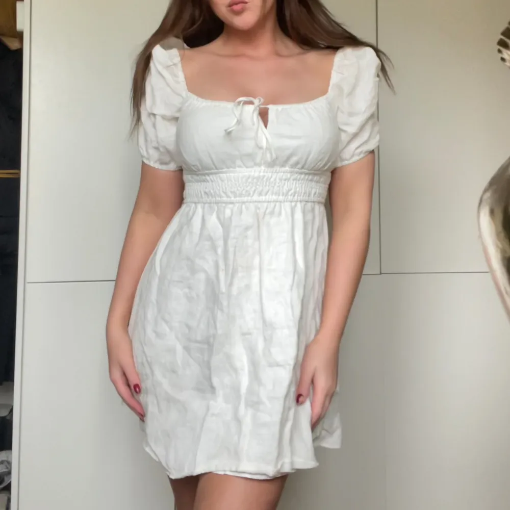 Söt vit klänning från Forever New, helt oanvänd 🤍. Klänningar.