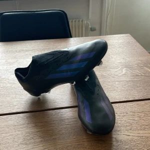 Crazy fast Adidas fotbollsskor  - Säljer dessa Crazy fast fotbollsskor ifrån addidas! Använda fåtal gånger då jag inte tycker om de. Inga snörren då jag inte hittar de. Priset är inte slaget i sten! Hör av er vid frågor😁