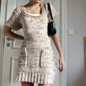 Virkad klänning  - Jätte söt färgglad stickad/virkad klänning med 2 fickor på framsidan. Jätte mysig nu till hösten💗 Köpt från märket Atmosphere🫶🏼 Super fint skick!