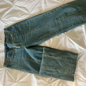 Säljer dessa supernsnygga low waist jeans från pretty little thing eftersom dom är för långa för mig. Det är i kollektionen tall och de är i storlek 34