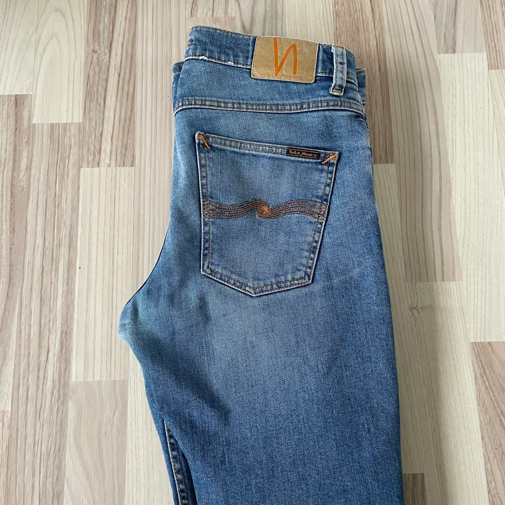 Säljer ett par schyssta jeans ifrån Nudie. Skön färg till sommaren. W30 L32. Hör av er vid frågor. Pris sänks vid snabb affär. Mvh Ville. Jeans & Byxor.