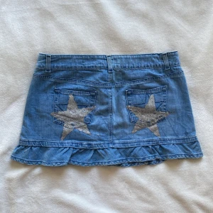 Lågmidjad jeanskjol - Ljusblå kjol. Midjemått 41cm, längd framifrån 30cm bakifrån 31-32. Kolla min profil för fler liknande🌸