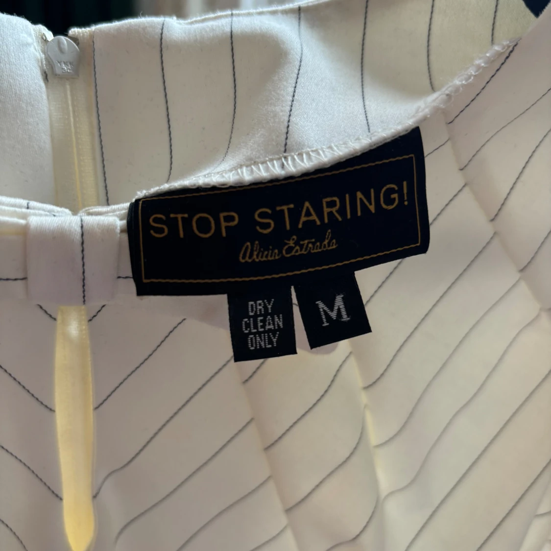 Vit klänning med ränder, Stop Staring! - 90