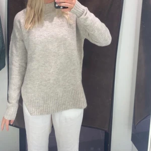 Beige stickad tröja  - Beige stickad tröja i storlek S. Skriv för mer bilder