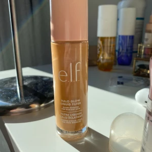 Elf halo glow - Säljer min Elf Halo Glow Liquid, I färgen Medium Tan! Har endast testat och lagt på handen!!! Inte använt på ansiktet någon gång. Inte min nyans, köpte en till som är min nyans! 