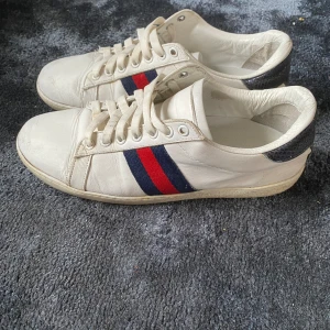 Gucci skor - Säljer nu mina Gucci skor i storlek 42 då det inte kommer till användning längre, vid någon fundering är det bara att skicka ett pm, skorna är självklart äkta, mitt pris 1999kr original pris 8200kr.