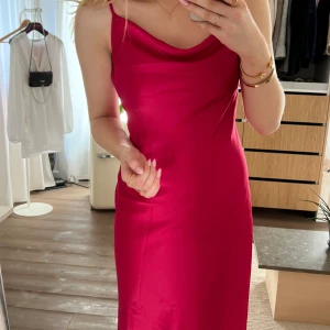 Satinklänning  - Superfin satinklänning från NA-KD. Slutsåld i nästan alla storlekar💞  Små defekter då jag hade armband som rev upp små trådar. Inget som syns på längre håll.  Storlek 34 Köpare står för frakt!