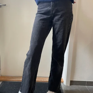 Svarta mom jeans - Superfina svarta mom jeans i bra skick. Originalpris 379 kr.🤍