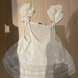 Vit topp från superdry  - Super fin topp från superdry i jätte bra skick.