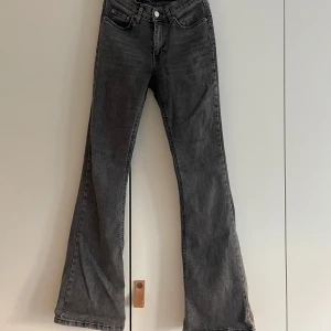 Grå bootcutjeans - Väl använda men i mycket bra skick. Jag brukar ha storlek 36 men dessa passar bra då de är stretchiga