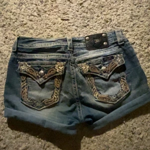 Ett par Lågmidjade miss me shorts -  lågmidjade miss me shorts med jätte fina detaljer på bakfickorna. Skriv jättegärna för för bilder.